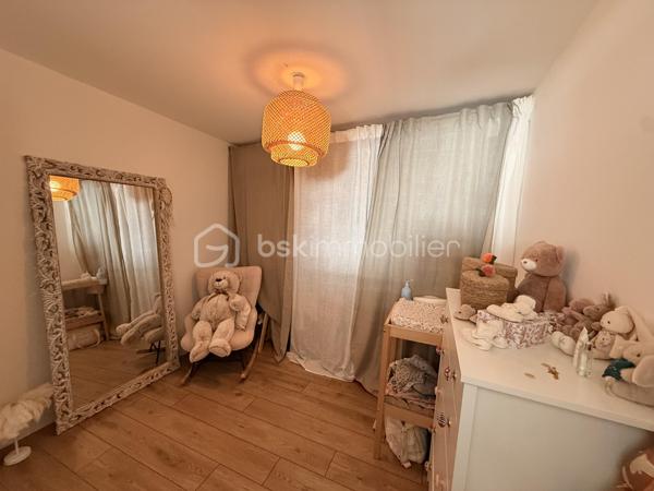 Et si votre prochain coup de cœur se cachait dans une petite rue paisible, à deux pas de toutes les commodités ?

Situé en rez-de-chaussée d'une petite copropriété, avec son entrée indépendante, cet appartement de 63,4 m² séduit dès l'entrée par sa belle hauteur sous plafond et sa luminosité.

L'espace de vie offre une atmosphère chaleureuse avec une cuisine ouverte sur le salon, sublimée par une cheminée décorative qui renforce tout le cachet des lieux.

L'appartement se compose de :
- Un vaste espace de vie avec cuisine ouverte,
- 2 chambres 
- Un espace mezzanine, idéal pour un coin lecture, un bureau ou un espace détente
- Une salle d'eau,
- Un WC indépendant
Charges avec eau froide : 1295€/an

Les atouts : 

- DPE C 
- Appartement chaleureux, lumineux
- Charme de l'ancien avec volumes atypiques
- Centre de Saint-Aubin-d'Aubigné : commerces, écoles et services accessibles à pied


Un logement plein de charme, idéal pour celles et ceux à la recherche d'un bien atypique et agréable à vivre, au cœur du centre-ville.

À découvrir rapidement pour apprécier pleinement ses volumes et son atmosphère
