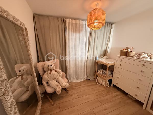 Et si votre prochain coup de cœur se cachait dans une petite rue paisible, à deux pas de toutes les commodités ?

Situé en rez-de-chaussée d'une petite copropriété, avec son entrée indépendante, cet appartement de 63,4 m² séduit dès l'entrée par sa belle hauteur sous plafond et sa luminosité.

L'espace de vie offre une atmosphère chaleureuse avec une cuisine ouverte sur le salon, sublimée par une cheminée décorative qui renforce tout le cachet des lieux.

L'appartement se compose de :
- Un vaste espace de vie avec cuisine ouverte,
- 2 chambres 
- Un espace mezzanine, idéal pour un coin lecture, un bureau ou un espace détente
- Une salle d'eau,
- Un WC indépendant
Charges avec eau froide : 1295€/an

Les atouts : 

- DPE C 
- Appartement chaleureux, lumineux
- Charme de l'ancien avec volumes atypiques
- Centre de Saint-Aubin-d'Aubigné : commerces, écoles et services accessibles à pied


Un logement plein de charme, idéal pour celles et ceux à la recherche d'un bien atypique et agréable à vivre, au cœur du centre-ville.

À découvrir rapidement pour apprécier pleinement ses volumes et son atmosphère