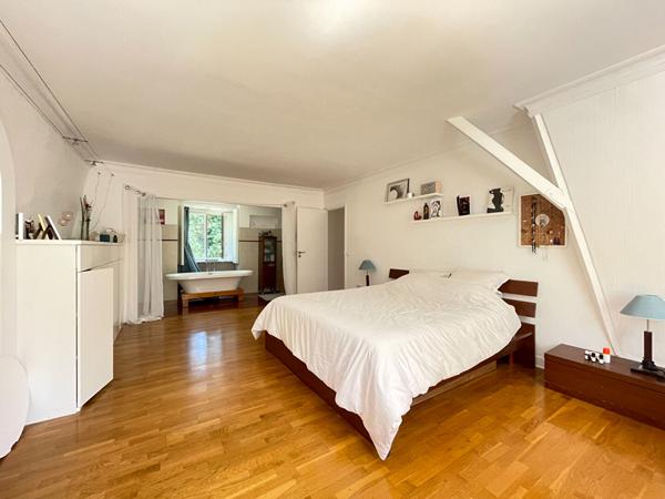 Maison à vendre à Verrières-le-Buisson ,Quartier recherché, en lisière de forêt, terrain de 2 398 m² avec piscine