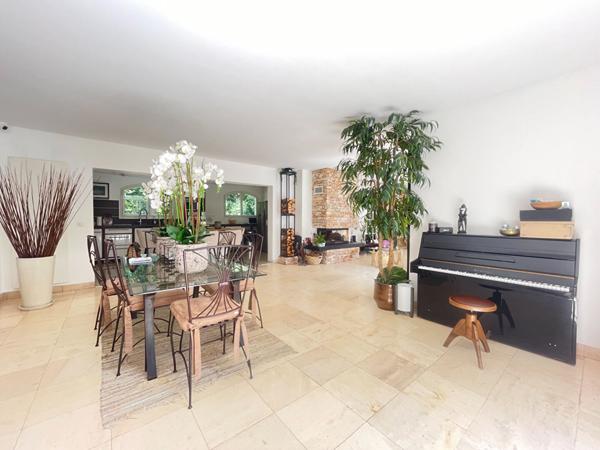 Maison à vendre à Verrières-le-Buisson ,Quartier recherché, en lisière de forêt, terrain de 2 398 m² avec piscine