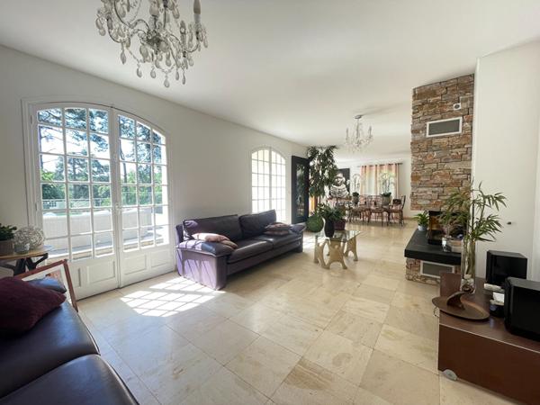 Maison à vendre à Verrières-le-Buisson ,Quartier recherché, en lisière de forêt, terrain de 2 398 m² avec piscine