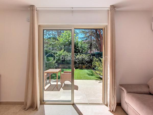 À Mougins, dans le tout nouveau quartier de Tournamy entièrement rénové, découvrez ce grand studio en rez-de-jardin idéalement situé au sein d’une résidence prisée avec deux superbes piscines.

Le quartier, transformé en un véritable lieu de vie moderne et convivial, offre aujourd’hui un confort rare au quotidien : galeries marchandes, supermarché, pharmacie, restaurants, salle de sport, cinéma, commerces de proximité… Tout est accessible à pied, permettant de profiter pleinement d’une vraie vie de quartier sans dépendre de la voiture.

L’appartement, récemment rénové avec des prestations de qualité, bénéficie d’un environnement calme et sans vis-à-vis. Son agréable jardin exposé plein sud prolonge l’espace de vie dans une atmosphère paisible et lumineuse.

À l’intérieur, vous découvrirez une cuisine neuve entièrement équipée avec plan de travail en granit et électroménager encastré, ainsi qu’une élégante salle de douche à l’italienne habillée de marbre, équipée d’un WC suspendu Villeroy & Boch. Le bien dispose également de la climatisation réversible et de la fibre optique.

La résidence sécurisée propose deux magnifiques piscines avec vestiaires, douches et WC, sous la surveillance d’un gardien. Une cave privative complète ce bien. Un stationnement privé peut également être proposé en option.

Ce studio représente une excellente opportunité aussi bien pour une résidence principale que pour un investissement locatif. Sa situation recherchée dans le sud de la France, à seulement 15 minutes des plages, en fait un bien particulièrement attractif pour la location saisonnière ou les locations meublées longue durée.

Il conviendra parfaitement :

* à un actif ou un étudiant travaillant sur Sophia Antipolis,
* à une personne recherchant un cadre de vie pratique et agréable au quotidien,
* à un investisseur souhaitant bénéficier d’un bien facile à louer avec une belle rentabilité,
* ou encore à une profession libérale grâce à sa configuration en rez-de-jardin, son accès PMR et la proximité immédiate d’un grand parking public avec stationnement gratuit pendant 1h30.

Les principaux axes permettent de rejoindre facilement Cannes, Antibes et Sophia Antipolis. Le ravalement de façade vient d’être réalisé, offrant une copropriété valorisée et de faibles perspectives de gros travaux à venir. Les charges restent maîtrisées.

Un bien rare sur le secteur, alliant qualité de vie, emplacement stratégique et fort potentiel locatif. À visiter sans tarder.
