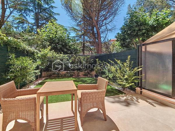 À Mougins, dans le tout nouveau quartier de Tournamy entièrement rénové, découvrez ce grand studio en rez-de-jardin idéalement situé au sein d’une résidence prisée avec deux superbes piscines.

Le quartier, transformé en un véritable lieu de vie moderne et convivial, offre aujourd’hui un confort rare au quotidien : galeries marchandes, supermarché, pharmacie, restaurants, salle de sport, cinéma, commerces de proximité… Tout est accessible à pied, permettant de profiter pleinement d’une vraie vie de quartier sans dépendre de la voiture.

L’appartement, récemment rénové avec des prestations de qualité, bénéficie d’un environnement calme et sans vis-à-vis. Son agréable jardin exposé plein sud prolonge l’espace de vie dans une atmosphère paisible et lumineuse.

À l’intérieur, vous découvrirez une cuisine neuve entièrement équipée avec plan de travail en granit et électroménager encastré, ainsi qu’une élégante salle de douche à l’italienne habillée de marbre, équipée d’un WC suspendu Villeroy & Boch. Le bien dispose également de la climatisation réversible et de la fibre optique.

La résidence sécurisée propose deux magnifiques piscines avec vestiaires, douches et WC, sous la surveillance d’un gardien. Une cave privative complète ce bien. Un stationnement privé peut également être proposé en option.

Ce studio représente une excellente opportunité aussi bien pour une résidence principale que pour un investissement locatif. Sa situation recherchée dans le sud de la France, à seulement 15 minutes des plages, en fait un bien particulièrement attractif pour la location saisonnière ou les locations meublées longue durée.

Il conviendra parfaitement :

* à un actif ou un étudiant travaillant sur Sophia Antipolis,
* à une personne recherchant un cadre de vie pratique et agréable au quotidien,
* à un investisseur souhaitant bénéficier d’un bien facile à louer avec une belle rentabilité,
* ou encore à une profession libérale grâce à sa configuration en rez-de-jardin, son accès PMR et la proximité immédiate d’un grand parking public avec stationnement gratuit pendant 1h30.

Les principaux axes permettent de rejoindre facilement Cannes, Antibes et Sophia Antipolis. Le ravalement de façade vient d’être réalisé, offrant une copropriété valorisée et de faibles perspectives de gros travaux à venir. Les charges restent maîtrisées.

Un bien rare sur le secteur, alliant qualité de vie, emplacement stratégique et fort potentiel locatif. À visiter sans tarder.