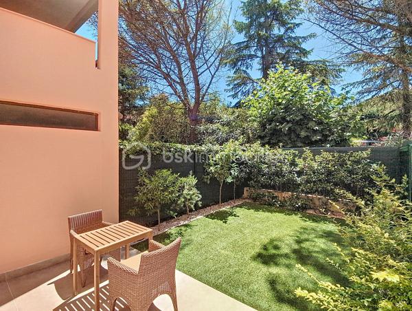 À Mougins, dans le tout nouveau quartier de Tournamy entièrement rénové, découvrez ce grand studio en rez-de-jardin idéalement situé au sein d’une résidence prisée avec deux superbes piscines.

Le quartier, transformé en un véritable lieu de vie moderne et convivial, offre aujourd’hui un confort rare au quotidien : galeries marchandes, supermarché, pharmacie, restaurants, salle de sport, cinéma, commerces de proximité… Tout est accessible à pied, permettant de profiter pleinement d’une vraie vie de quartier sans dépendre de la voiture.

L’appartement, récemment rénové avec des prestations de qualité, bénéficie d’un environnement calme et sans vis-à-vis. Son agréable jardin exposé plein sud prolonge l’espace de vie dans une atmosphère paisible et lumineuse.

À l’intérieur, vous découvrirez une cuisine neuve entièrement équipée avec plan de travail en granit et électroménager encastré, ainsi qu’une élégante salle de douche à l’italienne habillée de marbre, équipée d’un WC suspendu Villeroy & Boch. Le bien dispose également de la climatisation réversible et de la fibre optique.

La résidence sécurisée propose deux magnifiques piscines avec vestiaires, douches et WC, sous la surveillance d’un gardien. Une cave privative complète ce bien. Un stationnement privé peut également être proposé en option.

Ce studio représente une excellente opportunité aussi bien pour une résidence principale que pour un investissement locatif. Sa situation recherchée dans le sud de la France, à seulement 15 minutes des plages, en fait un bien particulièrement attractif pour la location saisonnière ou les locations meublées longue durée.

Il conviendra parfaitement :

* à un actif ou un étudiant travaillant sur Sophia Antipolis,
* à une personne recherchant un cadre de vie pratique et agréable au quotidien,
* à un investisseur souhaitant bénéficier d’un bien facile à louer avec une belle rentabilité,
* ou encore à une profession libérale grâce à sa configuration en rez-de-jardin, son accès PMR et la proximité immédiate d’un grand parking public avec stationnement gratuit pendant 1h30.

Les principaux axes permettent de rejoindre facilement Cannes, Antibes et Sophia Antipolis. Le ravalement de façade vient d’être réalisé, offrant une copropriété valorisée et de faibles perspectives de gros travaux à venir. Les charges restent maîtrisées.

Un bien rare sur le secteur, alliant qualité de vie, emplacement stratégique et fort potentiel locatif. À visiter sans tarder.