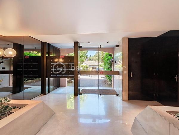 À Mougins, dans le tout nouveau quartier de Tournamy entièrement rénové, découvrez ce grand studio en rez-de-jardin idéalement situé au sein d’une résidence prisée avec deux superbes piscines.

Le quartier, transformé en un véritable lieu de vie moderne et convivial, offre aujourd’hui un confort rare au quotidien : galeries marchandes, supermarché, pharmacie, restaurants, salle de sport, cinéma, commerces de proximité… Tout est accessible à pied, permettant de profiter pleinement d’une vraie vie de quartier sans dépendre de la voiture.

L’appartement, récemment rénové avec des prestations de qualité, bénéficie d’un environnement calme et sans vis-à-vis. Son agréable jardin exposé plein sud prolonge l’espace de vie dans une atmosphère paisible et lumineuse.

À l’intérieur, vous découvrirez une cuisine neuve entièrement équipée avec plan de travail en granit et électroménager encastré, ainsi qu’une élégante salle de douche à l’italienne habillée de marbre, équipée d’un WC suspendu Villeroy & Boch. Le bien dispose également de la climatisation réversible et de la fibre optique.

La résidence sécurisée propose deux magnifiques piscines avec vestiaires, douches et WC, sous la surveillance d’un gardien. Une cave privative complète ce bien. Un stationnement privé peut également être proposé en option.

Ce studio représente une excellente opportunité aussi bien pour une résidence principale que pour un investissement locatif. Sa situation recherchée dans le sud de la France, à seulement 15 minutes des plages, en fait un bien particulièrement attractif pour la location saisonnière ou les locations meublées longue durée.

Il conviendra parfaitement :

* à un actif ou un étudiant travaillant sur Sophia Antipolis,
* à une personne recherchant un cadre de vie pratique et agréable au quotidien,
* à un investisseur souhaitant bénéficier d’un bien facile à louer avec une belle rentabilité,
* ou encore à une profession libérale grâce à sa configuration en rez-de-jardin, son accès PMR et la proximité immédiate d’un grand parking public avec stationnement gratuit pendant 1h30.

Les principaux axes permettent de rejoindre facilement Cannes, Antibes et Sophia Antipolis. Le ravalement de façade vient d’être réalisé, offrant une copropriété valorisée et de faibles perspectives de gros travaux à venir. Les charges restent maîtrisées.

Un bien rare sur le secteur, alliant qualité de vie, emplacement stratégique et fort potentiel locatif. À visiter sans tarder.