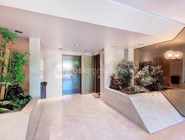 À Mougins, dans le tout nouveau quartier de Tournamy entièrement rénové, découvrez ce grand studio en rez-de-jardin idéalement situé au sein d’une résidence prisée avec deux superbes piscines.

Le quartier, transformé en un véritable lieu de vie moderne et convivial, offre aujourd’hui un confort rare au quotidien : galeries marchandes, supermarché, pharmacie, restaurants, salle de sport, cinéma, commerces de proximité… Tout est accessible à pied, permettant de profiter pleinement d’une vraie vie de quartier sans dépendre de la voiture.

L’appartement, récemment rénové avec des prestations de qualité, bénéficie d’un environnement calme et sans vis-à-vis. Son agréable jardin exposé plein sud prolonge l’espace de vie dans une atmosphère paisible et lumineuse.

À l’intérieur, vous découvrirez une cuisine neuve entièrement équipée avec plan de travail en granit et électroménager encastré, ainsi qu’une élégante salle de douche à l’italienne habillée de marbre, équipée d’un WC suspendu Villeroy & Boch. Le bien dispose également de la climatisation réversible et de la fibre optique.

La résidence sécurisée propose deux magnifiques piscines avec vestiaires, douches et WC, sous la surveillance d’un gardien. Une cave privative complète ce bien. Un stationnement privé peut également être proposé en option.

Ce studio représente une excellente opportunité aussi bien pour une résidence principale que pour un investissement locatif. Sa situation recherchée dans le sud de la France, à seulement 15 minutes des plages, en fait un bien particulièrement attractif pour la location saisonnière ou les locations meublées longue durée.

Il conviendra parfaitement :

* à un actif ou un étudiant travaillant sur Sophia Antipolis,
* à une personne recherchant un cadre de vie pratique et agréable au quotidien,
* à un investisseur souhaitant bénéficier d’un bien facile à louer avec une belle rentabilité,
* ou encore à une profession libérale grâce à sa configuration en rez-de-jardin, son accès PMR et la proximité immédiate d’un grand parking public avec stationnement gratuit pendant 1h30.

Les principaux axes permettent de rejoindre facilement Cannes, Antibes et Sophia Antipolis. Le ravalement de façade vient d’être réalisé, offrant une copropriété valorisée et de faibles perspectives de gros travaux à venir. Les charges restent maîtrisées.

Un bien rare sur le secteur, alliant qualité de vie, emplacement stratégique et fort potentiel locatif. À visiter sans tarder.