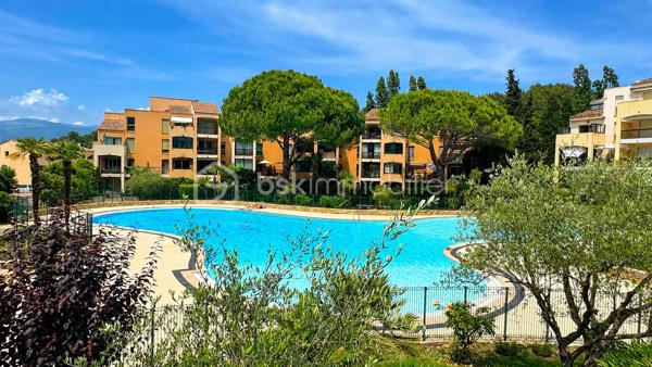 À Mougins, dans le tout nouveau quartier de Tournamy entièrement rénové, découvrez ce grand studio en rez-de-jardin idéalement situé au sein d’une résidence prisée avec deux superbes piscines.

Le quartier, transformé en un véritable lieu de vie moderne et convivial, offre aujourd’hui un confort rare au quotidien : galeries marchandes, supermarché, pharmacie, restaurants, salle de sport, cinéma, commerces de proximité… Tout est accessible à pied, permettant de profiter pleinement d’une vraie vie de quartier sans dépendre de la voiture.

L’appartement, récemment rénové avec des prestations de qualité, bénéficie d’un environnement calme et sans vis-à-vis. Son agréable jardin exposé plein sud prolonge l’espace de vie dans une atmosphère paisible et lumineuse.

À l’intérieur, vous découvrirez une cuisine neuve entièrement équipée avec plan de travail en granit et électroménager encastré, ainsi qu’une élégante salle de douche à l’italienne habillée de marbre, équipée d’un WC suspendu Villeroy & Boch. Le bien dispose également de la climatisation réversible et de la fibre optique.

La résidence sécurisée propose deux magnifiques piscines avec vestiaires, douches et WC, sous la surveillance d’un gardien. Une cave privative complète ce bien. Un stationnement privé peut également être proposé en option.

Ce studio représente une excellente opportunité aussi bien pour une résidence principale que pour un investissement locatif. Sa situation recherchée dans le sud de la France, à seulement 15 minutes des plages, en fait un bien particulièrement attractif pour la location saisonnière ou les locations meublées longue durée.

Il conviendra parfaitement :

* à un actif ou un étudiant travaillant sur Sophia Antipolis,
* à une personne recherchant un cadre de vie pratique et agréable au quotidien,
* à un investisseur souhaitant bénéficier d’un bien facile à louer avec une belle rentabilité,
* ou encore à une profession libérale grâce à sa configuration en rez-de-jardin, son accès PMR et la proximité immédiate d’un grand parking public avec stationnement gratuit pendant 1h30.

Les principaux axes permettent de rejoindre facilement Cannes, Antibes et Sophia Antipolis. Le ravalement de façade vient d’être réalisé, offrant une copropriété valorisée et de faibles perspectives de gros travaux à venir. Les charges restent maîtrisées.

Un bien rare sur le secteur, alliant qualité de vie, emplacement stratégique et fort potentiel locatif. À visiter sans tarder.