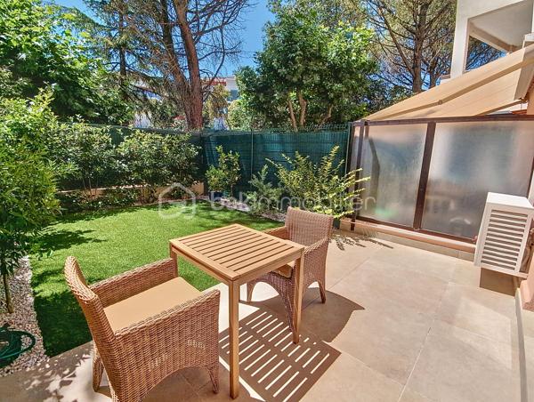 À Mougins, dans le tout nouveau quartier de Tournamy entièrement rénové, découvrez ce grand studio en rez-de-jardin idéalement situé au sein d’une résidence prisée avec deux superbes piscines.

Le quartier, transformé en un véritable lieu de vie moderne et convivial, offre aujourd’hui un confort rare au quotidien : galeries marchandes, supermarché, pharmacie, restaurants, salle de sport, cinéma, commerces de proximité… Tout est accessible à pied, permettant de profiter pleinement d’une vraie vie de quartier sans dépendre de la voiture.

L’appartement, récemment rénové avec des prestations de qualité, bénéficie d’un environnement calme et sans vis-à-vis. Son agréable jardin exposé plein sud prolonge l’espace de vie dans une atmosphère paisible et lumineuse.

À l’intérieur, vous découvrirez une cuisine neuve entièrement équipée avec plan de travail en granit et électroménager encastré, ainsi qu’une élégante salle de douche à l’italienne habillée de marbre, équipée d’un WC suspendu Villeroy & Boch. Le bien dispose également de la climatisation réversible et de la fibre optique.

La résidence sécurisée propose deux magnifiques piscines avec vestiaires, douches et WC, sous la surveillance d’un gardien. Une cave privative complète ce bien. Un stationnement privé peut également être proposé en option.

Ce studio représente une excellente opportunité aussi bien pour une résidence principale que pour un investissement locatif. Sa situation recherchée dans le sud de la France, à seulement 15 minutes des plages, en fait un bien particulièrement attractif pour la location saisonnière ou les locations meublées longue durée.

Il conviendra parfaitement :

* à un actif ou un étudiant travaillant sur Sophia Antipolis,
* à une personne recherchant un cadre de vie pratique et agréable au quotidien,
* à un investisseur souhaitant bénéficier d’un bien facile à louer avec une belle rentabilité,
* ou encore à une profession libérale grâce à sa configuration en rez-de-jardin, son accès PMR et la proximité immédiate d’un grand parking public avec stationnement gratuit pendant 1h30.

Les principaux axes permettent de rejoindre facilement Cannes, Antibes et Sophia Antipolis. Le ravalement de façade vient d’être réalisé, offrant une copropriété valorisée et de faibles perspectives de gros travaux à venir. Les charges restent maîtrisées.

Un bien rare sur le secteur, alliant qualité de vie, emplacement stratégique et fort potentiel locatif. À visiter sans tarder.