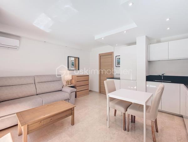 À Mougins, dans le tout nouveau quartier de Tournamy entièrement rénové, découvrez ce grand studio en rez-de-jardin idéalement situé au sein d’une résidence prisée avec deux superbes piscines.

Le quartier, transformé en un véritable lieu de vie moderne et convivial, offre aujourd’hui un confort rare au quotidien : galeries marchandes, supermarché, pharmacie, restaurants, salle de sport, cinéma, commerces de proximité… Tout est accessible à pied, permettant de profiter pleinement d’une vraie vie de quartier sans dépendre de la voiture.

L’appartement, récemment rénové avec des prestations de qualité, bénéficie d’un environnement calme et sans vis-à-vis. Son agréable jardin exposé plein sud prolonge l’espace de vie dans une atmosphère paisible et lumineuse.

À l’intérieur, vous découvrirez une cuisine neuve entièrement équipée avec plan de travail en granit et électroménager encastré, ainsi qu’une élégante salle de douche à l’italienne habillée de marbre, équipée d’un WC suspendu Villeroy & Boch. Le bien dispose également de la climatisation réversible et de la fibre optique.

La résidence sécurisée propose deux magnifiques piscines avec vestiaires, douches et WC, sous la surveillance d’un gardien. Une cave privative complète ce bien. Un stationnement privé peut également être proposé en option.

Ce studio représente une excellente opportunité aussi bien pour une résidence principale que pour un investissement locatif. Sa situation recherchée dans le sud de la France, à seulement 15 minutes des plages, en fait un bien particulièrement attractif pour la location saisonnière ou les locations meublées longue durée.

Il conviendra parfaitement :

* à un actif ou un étudiant travaillant sur Sophia Antipolis,
* à une personne recherchant un cadre de vie pratique et agréable au quotidien,
* à un investisseur souhaitant bénéficier d’un bien facile à louer avec une belle rentabilité,
* ou encore à une profession libérale grâce à sa configuration en rez-de-jardin, son accès PMR et la proximité immédiate d’un grand parking public avec stationnement gratuit pendant 1h30.

Les principaux axes permettent de rejoindre facilement Cannes, Antibes et Sophia Antipolis. Le ravalement de façade vient d’être réalisé, offrant une copropriété valorisée et de faibles perspectives de gros travaux à venir. Les charges restent maîtrisées.

Un bien rare sur le secteur, alliant qualité de vie, emplacement stratégique et fort potentiel locatif. À visiter sans tarder.