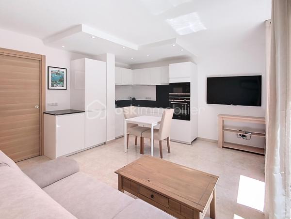 À Mougins, dans le tout nouveau quartier de Tournamy entièrement rénové, découvrez ce grand studio en rez-de-jardin idéalement situé au sein d’une résidence prisée avec deux superbes piscines.

Le quartier, transformé en un véritable lieu de vie moderne et convivial, offre aujourd’hui un confort rare au quotidien : galeries marchandes, supermarché, pharmacie, restaurants, salle de sport, cinéma, commerces de proximité… Tout est accessible à pied, permettant de profiter pleinement d’une vraie vie de quartier sans dépendre de la voiture.

L’appartement, récemment rénové avec des prestations de qualité, bénéficie d’un environnement calme et sans vis-à-vis. Son agréable jardin exposé plein sud prolonge l’espace de vie dans une atmosphère paisible et lumineuse.

À l’intérieur, vous découvrirez une cuisine neuve entièrement équipée avec plan de travail en granit et électroménager encastré, ainsi qu’une élégante salle de douche à l’italienne habillée de marbre, équipée d’un WC suspendu Villeroy & Boch. Le bien dispose également de la climatisation réversible et de la fibre optique.

La résidence sécurisée propose deux magnifiques piscines avec vestiaires, douches et WC, sous la surveillance d’un gardien. Une cave privative complète ce bien. Un stationnement privé peut également être proposé en option.

Ce studio représente une excellente opportunité aussi bien pour une résidence principale que pour un investissement locatif. Sa situation recherchée dans le sud de la France, à seulement 15 minutes des plages, en fait un bien particulièrement attractif pour la location saisonnière ou les locations meublées longue durée.

Il conviendra parfaitement :

* à un actif ou un étudiant travaillant sur Sophia Antipolis,
* à une personne recherchant un cadre de vie pratique et agréable au quotidien,
* à un investisseur souhaitant bénéficier d’un bien facile à louer avec une belle rentabilité,
* ou encore à une profession libérale grâce à sa configuration en rez-de-jardin, son accès PMR et la proximité immédiate d’un grand parking public avec stationnement gratuit pendant 1h30.

Les principaux axes permettent de rejoindre facilement Cannes, Antibes et Sophia Antipolis. Le ravalement de façade vient d’être réalisé, offrant une copropriété valorisée et de faibles perspectives de gros travaux à venir. Les charges restent maîtrisées.

Un bien rare sur le secteur, alliant qualité de vie, emplacement stratégique et fort potentiel locatif. À visiter sans tarder.
