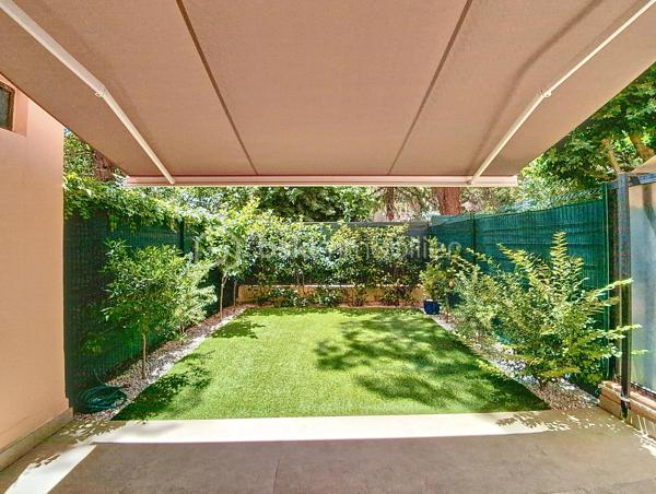 À Mougins, dans le tout nouveau quartier de Tournamy entièrement rénové, découvrez ce grand studio en rez-de-jardin idéalement situé au sein d’une résidence prisée avec deux superbes piscines.

Le quartier, transformé en un véritable lieu de vie moderne et convivial, offre aujourd’hui un confort rare au quotidien : galeries marchandes, supermarché, pharmacie, restaurants, salle de sport, cinéma, commerces de proximité… Tout est accessible à pied, permettant de profiter pleinement d’une vraie vie de quartier sans dépendre de la voiture.

L’appartement, récemment rénové avec des prestations de qualité, bénéficie d’un environnement calme et sans vis-à-vis. Son agréable jardin exposé plein sud prolonge l’espace de vie dans une atmosphère paisible et lumineuse.

À l’intérieur, vous découvrirez une cuisine neuve entièrement équipée avec plan de travail en granit et électroménager encastré, ainsi qu’une élégante salle de douche à l’italienne habillée de marbre, équipée d’un WC suspendu Villeroy & Boch. Le bien dispose également de la climatisation réversible et de la fibre optique.

La résidence sécurisée propose deux magnifiques piscines avec vestiaires, douches et WC, sous la surveillance d’un gardien. Une cave privative complète ce bien. Un stationnement privé peut également être proposé en option.

Ce studio représente une excellente opportunité aussi bien pour une résidence principale que pour un investissement locatif. Sa situation recherchée dans le sud de la France, à seulement 15 minutes des plages, en fait un bien particulièrement attractif pour la location saisonnière ou les locations meublées longue durée.

Il conviendra parfaitement :

* à un actif ou un étudiant travaillant sur Sophia Antipolis,
* à une personne recherchant un cadre de vie pratique et agréable au quotidien,
* à un investisseur souhaitant bénéficier d’un bien facile à louer avec une belle rentabilité,
* ou encore à une profession libérale grâce à sa configuration en rez-de-jardin, son accès PMR et la proximité immédiate d’un grand parking public avec stationnement gratuit pendant 1h30.

Les principaux axes permettent de rejoindre facilement Cannes, Antibes et Sophia Antipolis. Le ravalement de façade vient d’être réalisé, offrant une copropriété valorisée et de faibles perspectives de gros travaux à venir. Les charges restent maîtrisées.

Un bien rare sur le secteur, alliant qualité de vie, emplacement stratégique et fort potentiel locatif. À visiter sans tarder.