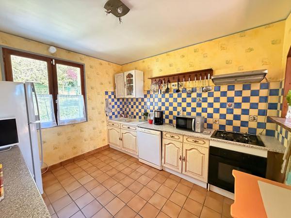 SAINTE GENEVIEVE PROCHE MAISON 5 PIECES SEJOUR DOUBLE CUISINE CHAMBRES SALLE D'EAU SOUS-SOL TOTAL JARDIN 2570M²