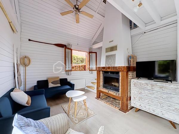 CABOURG, EXCLUSIVITÉ, Parc Résidentiel de Loisirs CALIFORNIA PARK avec piscine chauffée, tennis et étang, chalet de 64,03 m² Loi CARREZ (75,72 m² au sol), offrant : salon avec toit cathédrale et cheminée, salle à manger, cuisine ouverte aménagée et équipée, chambre, salle d'eau, wc séparés, arrière cuisine. A l'étage : deux chambres. Parcelle d'environ 207 m² avec jardin entièrement clos au calme, sans vis-à-vis, terrasse avec store banne électrique, abri de jardin. Parking privatif pour trois véhicules. Coup de coeur! Rare à la vente. Organisez votre visite dès maintenant!