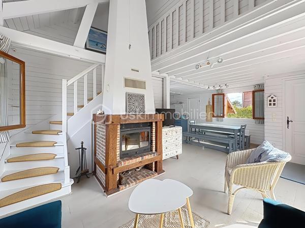CABOURG, EXCLUSIVITÉ, Parc Résidentiel de Loisirs CALIFORNIA PARK avec piscine chauffée, tennis et étang, chalet de 64,03 m² Loi CARREZ (75,72 m² au sol), offrant : salon avec toit cathédrale et cheminée, salle à manger, cuisine ouverte aménagée et équipée, chambre, salle d'eau, wc séparés, arrière cuisine. A l'étage : deux chambres. Parcelle d'environ 207 m² avec jardin entièrement clos au calme, sans vis-à-vis, terrasse avec store banne électrique, abri de jardin. Parking privatif pour trois véhicules. Coup de coeur! Rare à la vente. Organisez votre visite dès maintenant!