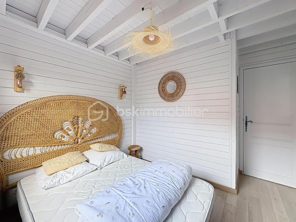CABOURG, EXCLUSIVITÉ, Parc Résidentiel de Loisirs CALIFORNIA PARK avec piscine chauffée, tennis et étang, chalet de 64,03 m² Loi CARREZ (75,72 m² au sol), offrant : salon avec toit cathédrale et cheminée, salle à manger, cuisine ouverte aménagée et équipée, chambre, salle d'eau, wc séparés, arrière cuisine. A l'étage : deux chambres. Parcelle d'environ 207 m² avec jardin entièrement clos au calme, sans vis-à-vis, terrasse avec store banne électrique, abri de jardin. Parking privatif pour trois véhicules. Coup de coeur! Rare à la vente. Organisez votre visite dès maintenant!