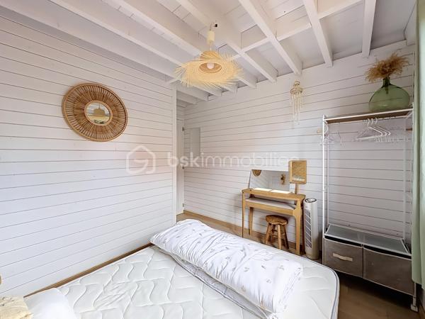 CABOURG, EXCLUSIVITÉ, Parc Résidentiel de Loisirs CALIFORNIA PARK avec piscine chauffée, tennis et étang, chalet de 64,03 m² Loi CARREZ (75,72 m² au sol), offrant : salon avec toit cathédrale et cheminée, salle à manger, cuisine ouverte aménagée et équipée, chambre, salle d'eau, wc séparés, arrière cuisine. A l'étage : deux chambres. Parcelle d'environ 207 m² avec jardin entièrement clos au calme, sans vis-à-vis, terrasse avec store banne électrique, abri de jardin. Parking privatif pour trois véhicules. Coup de coeur! Rare à la vente. Organisez votre visite dès maintenant!