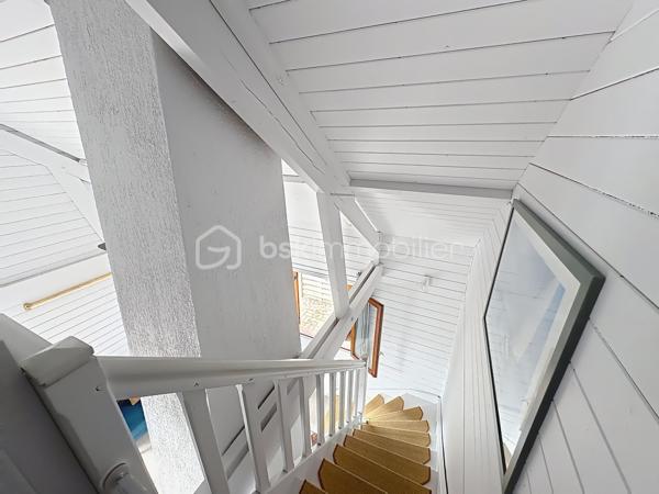 CABOURG, EXCLUSIVITÉ, Parc Résidentiel de Loisirs CALIFORNIA PARK avec piscine chauffée, tennis et étang, chalet de 64,03 m² Loi CARREZ (75,72 m² au sol), offrant : salon avec toit cathédrale et cheminée, salle à manger, cuisine ouverte aménagée et équipée, chambre, salle d'eau, wc séparés, arrière cuisine. A l'étage : deux chambres. Parcelle d'environ 207 m² avec jardin entièrement clos au calme, sans vis-à-vis, terrasse avec store banne électrique, abri de jardin. Parking privatif pour trois véhicules. Coup de coeur! Rare à la vente. Organisez votre visite dès maintenant!