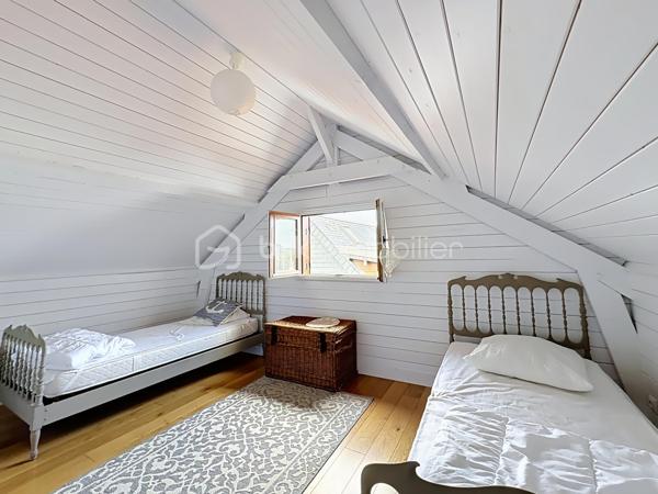 CABOURG, EXCLUSIVITÉ, Parc Résidentiel de Loisirs CALIFORNIA PARK avec piscine chauffée, tennis et étang, chalet de 64,03 m² Loi CARREZ (75,72 m² au sol), offrant : salon avec toit cathédrale et cheminée, salle à manger, cuisine ouverte aménagée et équipée, chambre, salle d'eau, wc séparés, arrière cuisine. A l'étage : deux chambres. Parcelle d'environ 207 m² avec jardin entièrement clos au calme, sans vis-à-vis, terrasse avec store banne électrique, abri de jardin. Parking privatif pour trois véhicules. Coup de coeur! Rare à la vente. Organisez votre visite dès maintenant!