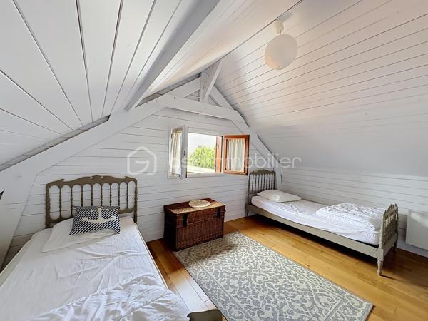 CABOURG, EXCLUSIVITÉ, Parc Résidentiel de Loisirs CALIFORNIA PARK avec piscine chauffée, tennis et étang, chalet de 64,03 m² Loi CARREZ (75,72 m² au sol), offrant : salon avec toit cathédrale et cheminée, salle à manger, cuisine ouverte aménagée et équipée, chambre, salle d'eau, wc séparés, arrière cuisine. A l'étage : deux chambres. Parcelle d'environ 207 m² avec jardin entièrement clos au calme, sans vis-à-vis, terrasse avec store banne électrique, abri de jardin. Parking privatif pour trois véhicules. Coup de coeur! Rare à la vente. Organisez votre visite dès maintenant!