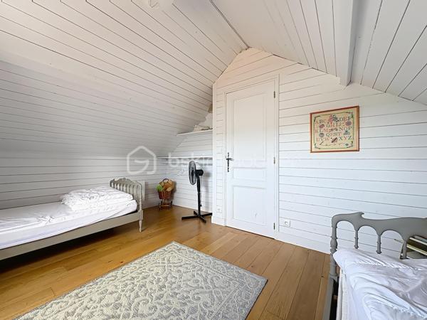 CABOURG, EXCLUSIVITÉ, Parc Résidentiel de Loisirs CALIFORNIA PARK avec piscine chauffée, tennis et étang, chalet de 64,03 m² Loi CARREZ (75,72 m² au sol), offrant : salon avec toit cathédrale et cheminée, salle à manger, cuisine ouverte aménagée et équipée, chambre, salle d'eau, wc séparés, arrière cuisine. A l'étage : deux chambres. Parcelle d'environ 207 m² avec jardin entièrement clos au calme, sans vis-à-vis, terrasse avec store banne électrique, abri de jardin. Parking privatif pour trois véhicules. Coup de coeur! Rare à la vente. Organisez votre visite dès maintenant!