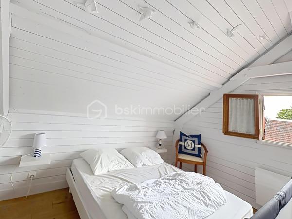 CABOURG, EXCLUSIVITÉ, Parc Résidentiel de Loisirs CALIFORNIA PARK avec piscine chauffée, tennis et étang, chalet de 64,03 m² Loi CARREZ (75,72 m² au sol), offrant : salon avec toit cathédrale et cheminée, salle à manger, cuisine ouverte aménagée et équipée, chambre, salle d'eau, wc séparés, arrière cuisine. A l'étage : deux chambres. Parcelle d'environ 207 m² avec jardin entièrement clos au calme, sans vis-à-vis, terrasse avec store banne électrique, abri de jardin. Parking privatif pour trois véhicules. Coup de coeur! Rare à la vente. Organisez votre visite dès maintenant!