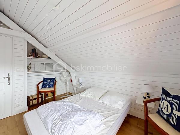 CABOURG, EXCLUSIVITÉ, Parc Résidentiel de Loisirs CALIFORNIA PARK avec piscine chauffée, tennis et étang, chalet de 64,03 m² Loi CARREZ (75,72 m² au sol), offrant : salon avec toit cathédrale et cheminée, salle à manger, cuisine ouverte aménagée et équipée, chambre, salle d'eau, wc séparés, arrière cuisine. A l'étage : deux chambres. Parcelle d'environ 207 m² avec jardin entièrement clos au calme, sans vis-à-vis, terrasse avec store banne électrique, abri de jardin. Parking privatif pour trois véhicules. Coup de coeur! Rare à la vente. Organisez votre visite dès maintenant!