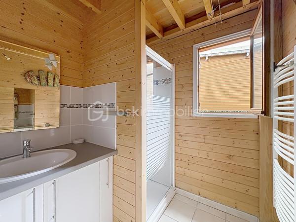 CABOURG, EXCLUSIVITÉ, Parc Résidentiel de Loisirs CALIFORNIA PARK avec piscine chauffée, tennis et étang, chalet de 64,03 m² Loi CARREZ (75,72 m² au sol), offrant : salon avec toit cathédrale et cheminée, salle à manger, cuisine ouverte aménagée et équipée, chambre, salle d'eau, wc séparés, arrière cuisine. A l'étage : deux chambres. Parcelle d'environ 207 m² avec jardin entièrement clos au calme, sans vis-à-vis, terrasse avec store banne électrique, abri de jardin. Parking privatif pour trois véhicules. Coup de coeur! Rare à la vente. Organisez votre visite dès maintenant!