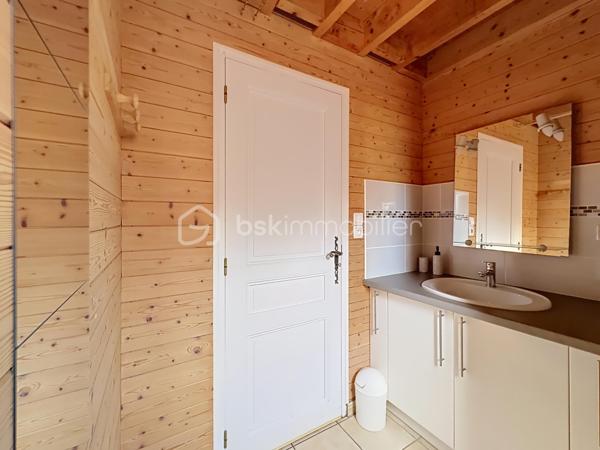 CABOURG, EXCLUSIVITÉ, Parc Résidentiel de Loisirs CALIFORNIA PARK avec piscine chauffée, tennis et étang, chalet de 64,03 m² Loi CARREZ (75,72 m² au sol), offrant : salon avec toit cathédrale et cheminée, salle à manger, cuisine ouverte aménagée et équipée, chambre, salle d'eau, wc séparés, arrière cuisine. A l'étage : deux chambres. Parcelle d'environ 207 m² avec jardin entièrement clos au calme, sans vis-à-vis, terrasse avec store banne électrique, abri de jardin. Parking privatif pour trois véhicules. Coup de coeur! Rare à la vente. Organisez votre visite dès maintenant!