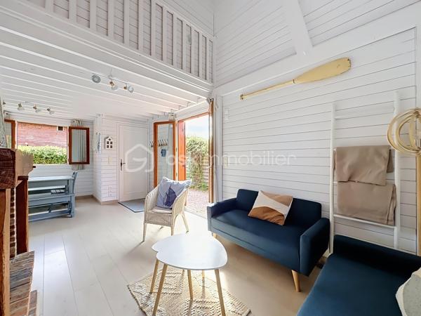 CABOURG, EXCLUSIVITÉ, Parc Résidentiel de Loisirs CALIFORNIA PARK avec piscine chauffée, tennis et étang, chalet de 64,03 m² Loi CARREZ (75,72 m² au sol), offrant : salon avec toit cathédrale et cheminée, salle à manger, cuisine ouverte aménagée et équipée, chambre, salle d'eau, wc séparés, arrière cuisine. A l'étage : deux chambres. Parcelle d'environ 207 m² avec jardin entièrement clos au calme, sans vis-à-vis, terrasse avec store banne électrique, abri de jardin. Parking privatif pour trois véhicules. Coup de coeur! Rare à la vente. Organisez votre visite dès maintenant!