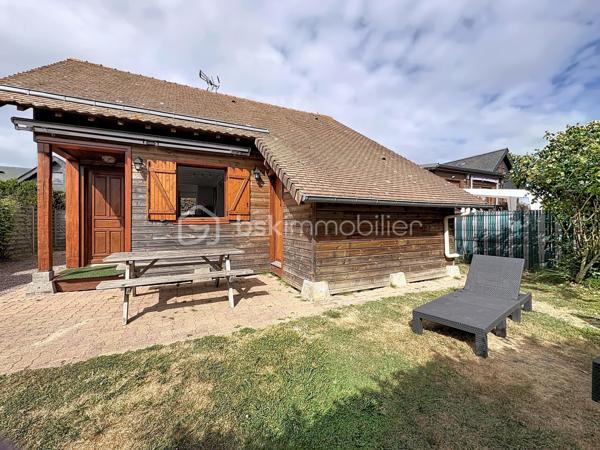 CABOURG, EXCLUSIVITÉ, Parc Résidentiel de Loisirs CALIFORNIA PARK avec piscine chauffée, tennis et étang, chalet de 64,03 m² Loi CARREZ (75,72 m² au sol), offrant : salon avec toit cathédrale et cheminée, salle à manger, cuisine ouverte aménagée et équipée, chambre, salle d'eau, wc séparés, arrière cuisine. A l'étage : deux chambres. Parcelle d'environ 207 m² avec jardin entièrement clos au calme, sans vis-à-vis, terrasse avec store banne électrique, abri de jardin. Parking privatif pour trois véhicules. Coup de coeur! Rare à la vente. Organisez votre visite dès maintenant!