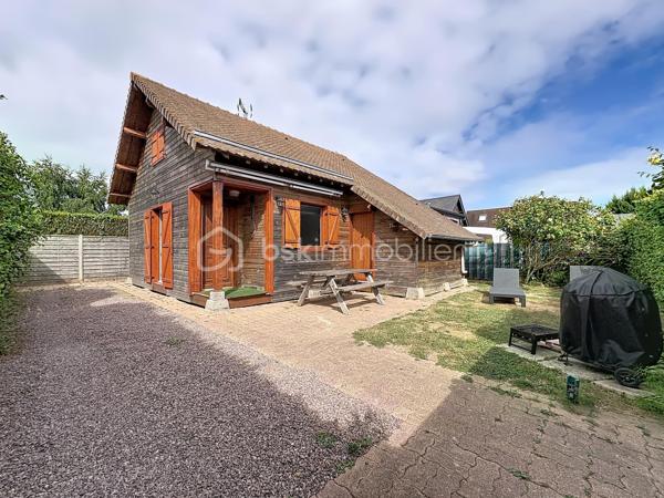 CABOURG, EXCLUSIVITÉ, Parc Résidentiel de Loisirs CALIFORNIA PARK avec piscine chauffée, tennis et étang, chalet de 64,03 m² Loi CARREZ (75,72 m² au sol), offrant : salon avec toit cathédrale et cheminée, salle à manger, cuisine ouverte aménagée et équipée, chambre, salle d'eau, wc séparés, arrière cuisine. A l'étage : deux chambres. Parcelle d'environ 207 m² avec jardin entièrement clos au calme, sans vis-à-vis, terrasse avec store banne électrique, abri de jardin. Parking privatif pour trois véhicules. Coup de coeur! Rare à la vente. Organisez votre visite dès maintenant!