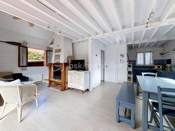 CABOURG, EXCLUSIVITÉ, Parc Résidentiel de Loisirs CALIFORNIA PARK avec piscine chauffée, tennis et étang, chalet de 64,03 m² Loi CARREZ (75,72 m² au sol), offrant : salon avec toit cathédrale et cheminée, salle à manger, cuisine ouverte aménagée et équipée, chambre, salle d'eau, wc séparés, arrière cuisine. A l'étage : deux chambres. Parcelle d'environ 207 m² avec jardin entièrement clos au calme, sans vis-à-vis, terrasse avec store banne électrique, abri de jardin. Parking privatif pour trois véhicules. Coup de coeur! Rare à la vente. Organisez votre visite dès maintenant!
