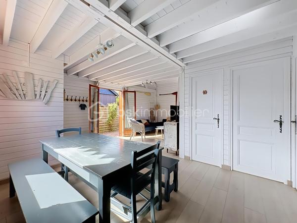 CABOURG, EXCLUSIVITÉ, Parc Résidentiel de Loisirs CALIFORNIA PARK avec piscine chauffée, tennis et étang, chalet de 64,03 m² Loi CARREZ (75,72 m² au sol), offrant : salon avec toit cathédrale et cheminée, salle à manger, cuisine ouverte aménagée et équipée, chambre, salle d'eau, wc séparés, arrière cuisine. A l'étage : deux chambres. Parcelle d'environ 207 m² avec jardin entièrement clos au calme, sans vis-à-vis, terrasse avec store banne électrique, abri de jardin. Parking privatif pour trois véhicules. Coup de coeur! Rare à la vente. Organisez votre visite dès maintenant!