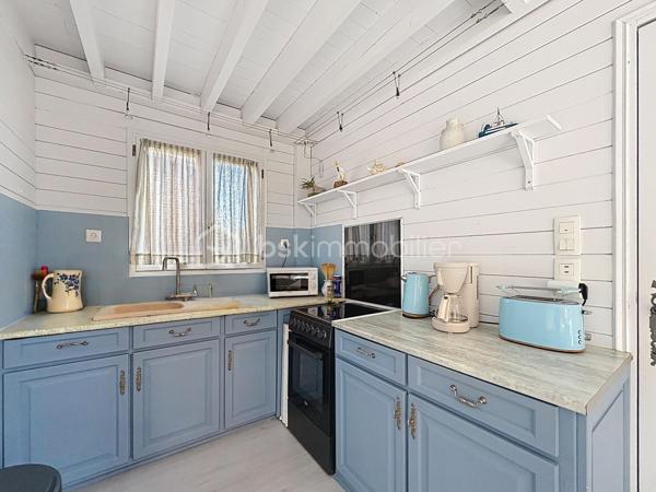 CABOURG, EXCLUSIVITÉ, Parc Résidentiel de Loisirs CALIFORNIA PARK avec piscine chauffée, tennis et étang, chalet de 64,03 m² Loi CARREZ (75,72 m² au sol), offrant : salon avec toit cathédrale et cheminée, salle à manger, cuisine ouverte aménagée et équipée, chambre, salle d'eau, wc séparés, arrière cuisine. A l'étage : deux chambres. Parcelle d'environ 207 m² avec jardin entièrement clos au calme, sans vis-à-vis, terrasse avec store banne électrique, abri de jardin. Parking privatif pour trois véhicules. Coup de coeur! Rare à la vente. Organisez votre visite dès maintenant!