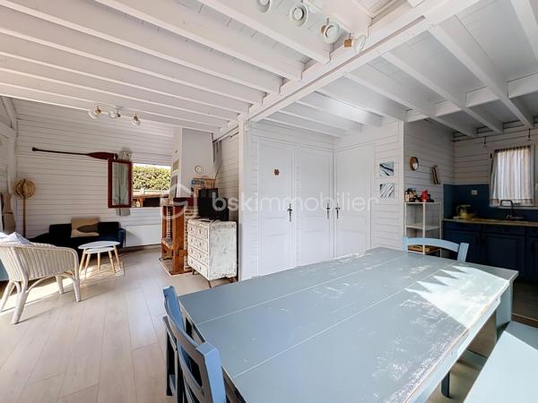 CABOURG, EXCLUSIVITÉ, Parc Résidentiel de Loisirs CALIFORNIA PARK avec piscine chauffée, tennis et étang, chalet de 64,03 m² Loi CARREZ (75,72 m² au sol), offrant : salon avec toit cathédrale et cheminée, salle à manger, cuisine ouverte aménagée et équipée, chambre, salle d'eau, wc séparés, arrière cuisine. A l'étage : deux chambres. Parcelle d'environ 207 m² avec jardin entièrement clos au calme, sans vis-à-vis, terrasse avec store banne électrique, abri de jardin. Parking privatif pour trois véhicules. Coup de coeur! Rare à la vente. Organisez votre visite dès maintenant!