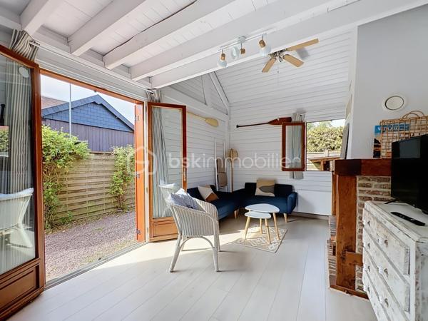 CABOURG, EXCLUSIVITÉ, Parc Résidentiel de Loisirs CALIFORNIA PARK avec piscine chauffée, tennis et étang, chalet de 64,03 m² Loi CARREZ (75,72 m² au sol), offrant : salon avec toit cathédrale et cheminée, salle à manger, cuisine ouverte aménagée et équipée, chambre, salle d'eau, wc séparés, arrière cuisine. A l'étage : deux chambres. Parcelle d'environ 207 m² avec jardin entièrement clos au calme, sans vis-à-vis, terrasse avec store banne électrique, abri de jardin. Parking privatif pour trois véhicules. Coup de coeur! Rare à la vente. Organisez votre visite dès maintenant!