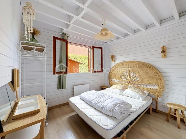 CABOURG, EXCLUSIVITÉ, Parc Résidentiel de Loisirs CALIFORNIA PARK avec piscine chauffée, tennis et étang, chalet de 64,03 m² Loi CARREZ (75,72 m² au sol), offrant : salon avec toit cathédrale et cheminée, salle à manger, cuisine ouverte aménagée et équipée, chambre, salle d'eau, wc séparés, arrière cuisine. A l'étage : deux chambres. Parcelle d'environ 207 m² avec jardin entièrement clos au calme, sans vis-à-vis, terrasse avec store banne électrique, abri de jardin. Parking privatif pour trois véhicules. Coup de coeur! Rare à la vente. Organisez votre visite dès maintenant!
