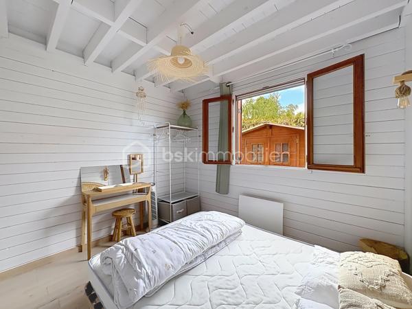 CABOURG, EXCLUSIVITÉ, Parc Résidentiel de Loisirs CALIFORNIA PARK avec piscine chauffée, tennis et étang, chalet de 64,03 m² Loi CARREZ (75,72 m² au sol), offrant : salon avec toit cathédrale et cheminée, salle à manger, cuisine ouverte aménagée et équipée, chambre, salle d'eau, wc séparés, arrière cuisine. A l'étage : deux chambres. Parcelle d'environ 207 m² avec jardin entièrement clos au calme, sans vis-à-vis, terrasse avec store banne électrique, abri de jardin. Parking privatif pour trois véhicules. Coup de coeur! Rare à la vente. Organisez votre visite dès maintenant!