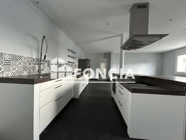 Location Appartement 6 pièces 250 m² - 2 RUE DU CAPITAINE BES Poitiers 86000