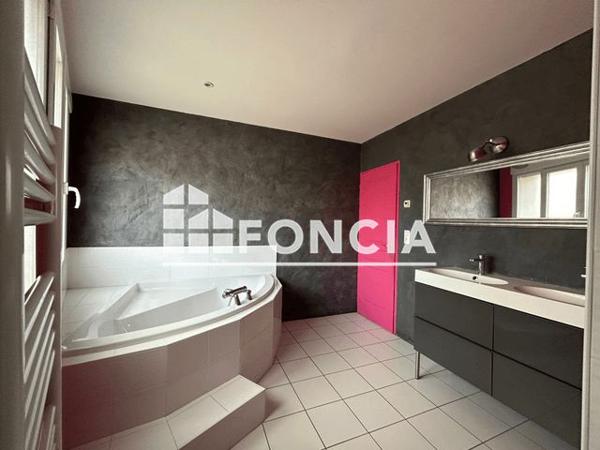 Location Appartement 6 pièces 250 m² - 2 RUE DU CAPITAINE BES Poitiers 86000