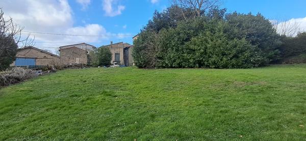 Terrain à bâtir avec grange, idéal famille/artisan