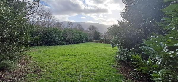 Terrain à bâtir avec grange, idéal famille/artisan