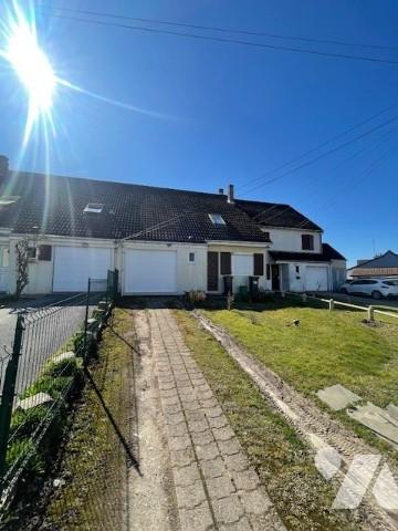 Maison comprenant : hall d’entrée desservant salon/séjour, cuisine, cellier, wc, chambre