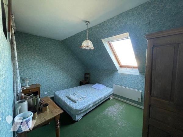 Maison comprenant : hall d’entrée desservant salon/séjour, cuisine, cellier, wc, chambre