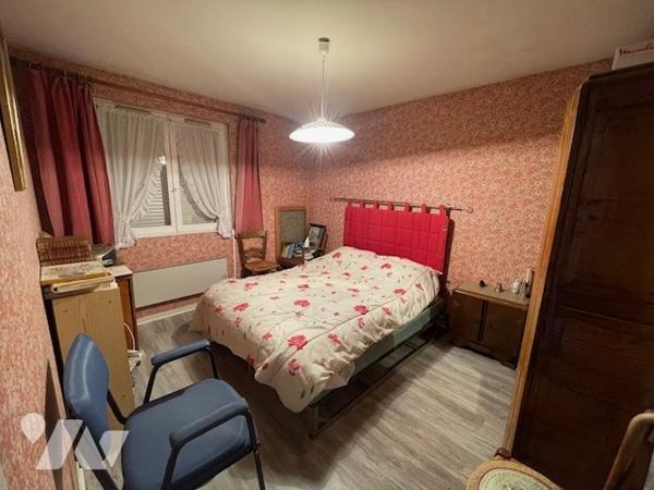 Maison comprenant : hall d’entrée desservant salon/séjour, cuisine, cellier, wc, chambre