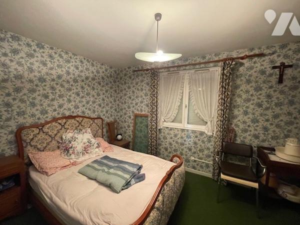 Maison comprenant : hall d’entrée desservant salon/séjour, cuisine, cellier, wc, chambre