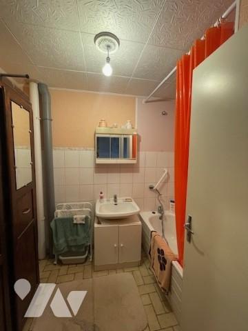 Maison comprenant : hall d’entrée desservant salon/séjour, cuisine, cellier, wc, chambre