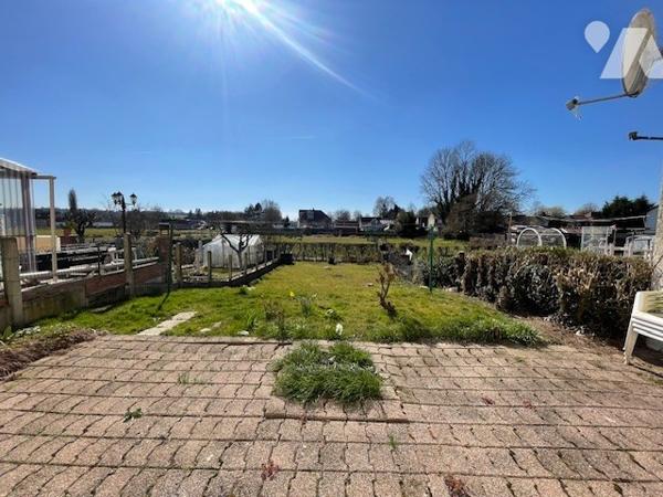 Maison comprenant : hall d’entrée desservant salon/séjour, cuisine, cellier, wc, chambre