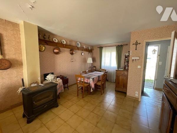 Maison comprenant : hall d’entrée desservant salon/séjour, cuisine, cellier, wc, chambre