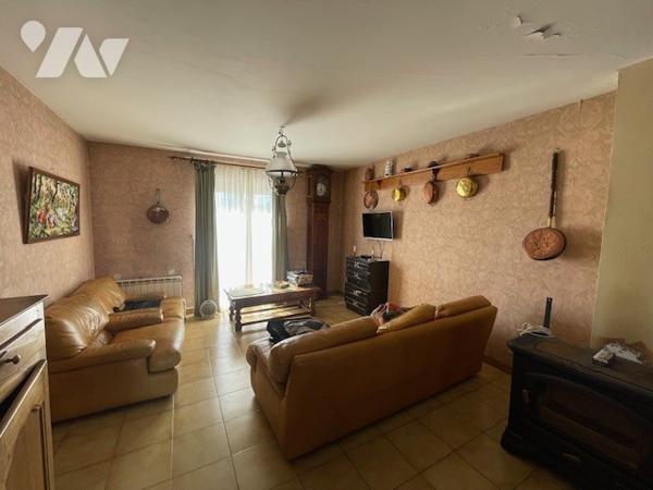 Maison comprenant : hall d’entrée desservant salon/séjour, cuisine, cellier, wc, chambre